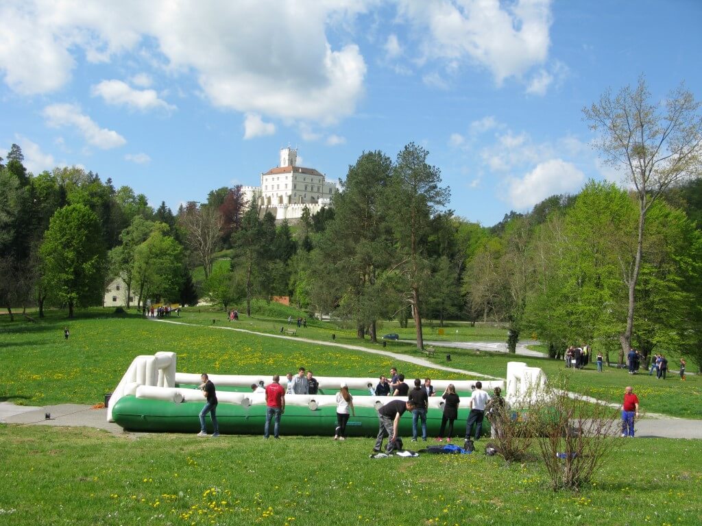team building ljudski stolni nogomet