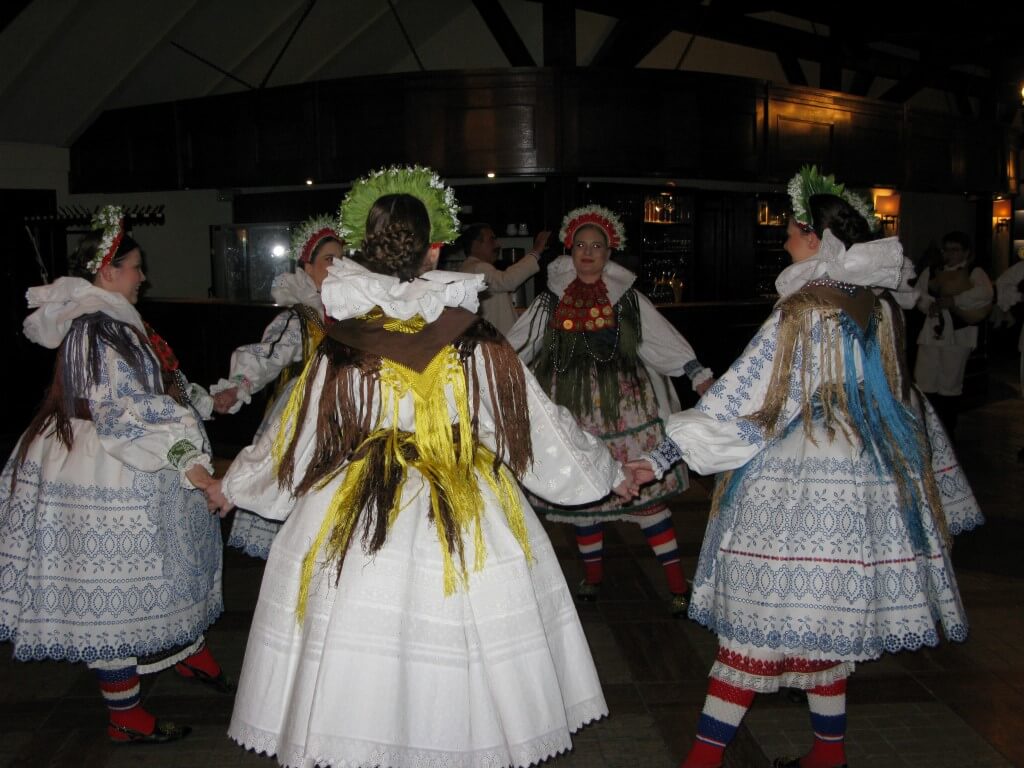 Folkloraši