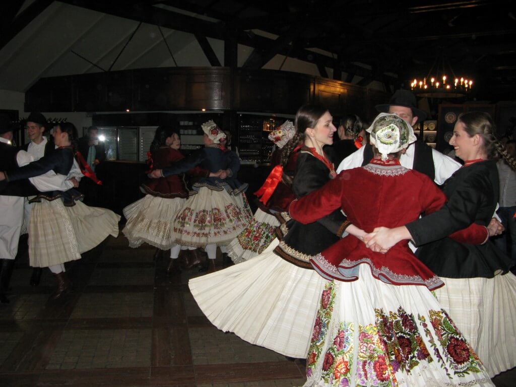 Folkloraši