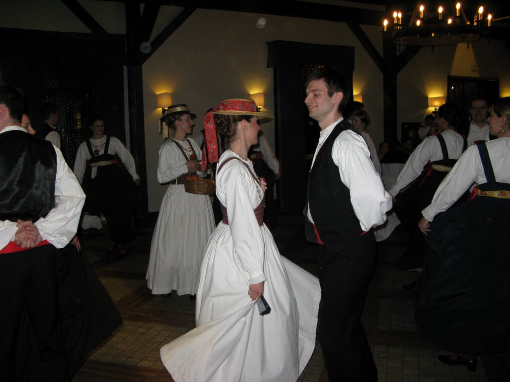 Folkloraši
